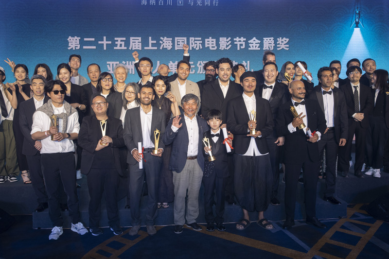 Yiyang Qianxi and Song Jia presented the Golden Jubilee Award for Asian newcomers on the stage, and the Uzbek film "Sunday" became the top director | Film | Song Jia