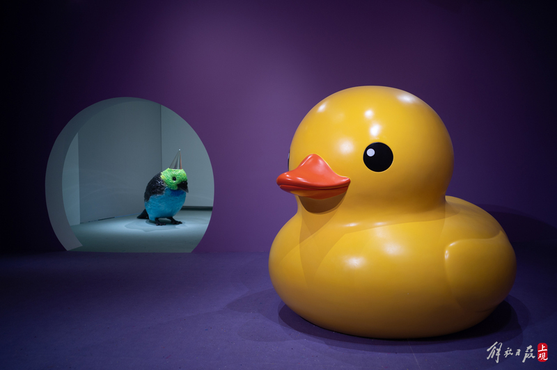 The "Yellow Duck" is enjoying a cool summer with the children at the art museum, and the summer vacation season is coming. The art museum | People | Coolness