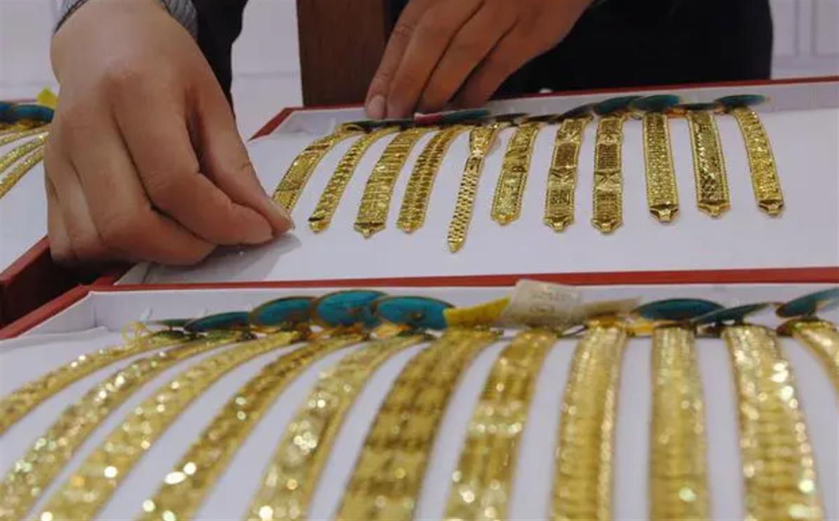 The court ruled that he should compensate the owner 8376 yuan, and the man found a 10000 yuan gold bracelet and casually discarded it, thinking it was fake