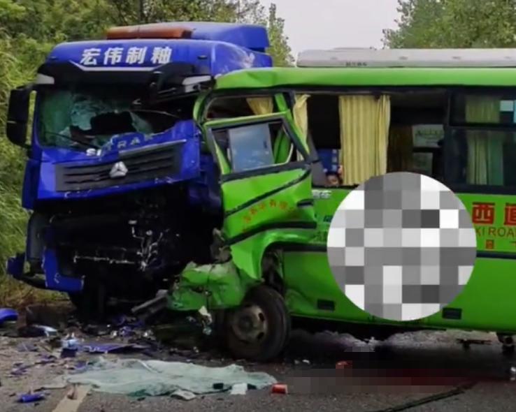 Police in Yiyang, Jiangxi Province reported a collision between a bus and a truck: resulting in 3 deaths and 3 serious injuries to the truck | Lieqiao Village, Yiyang County, Shangrao, Jiangxi Province | Police