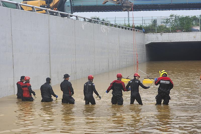 暂无中国公民伤亡消息,在被淹地下车道发现8具遗体！韩国暴雨造成数十人死亡伤亡人数|本部|伤亡