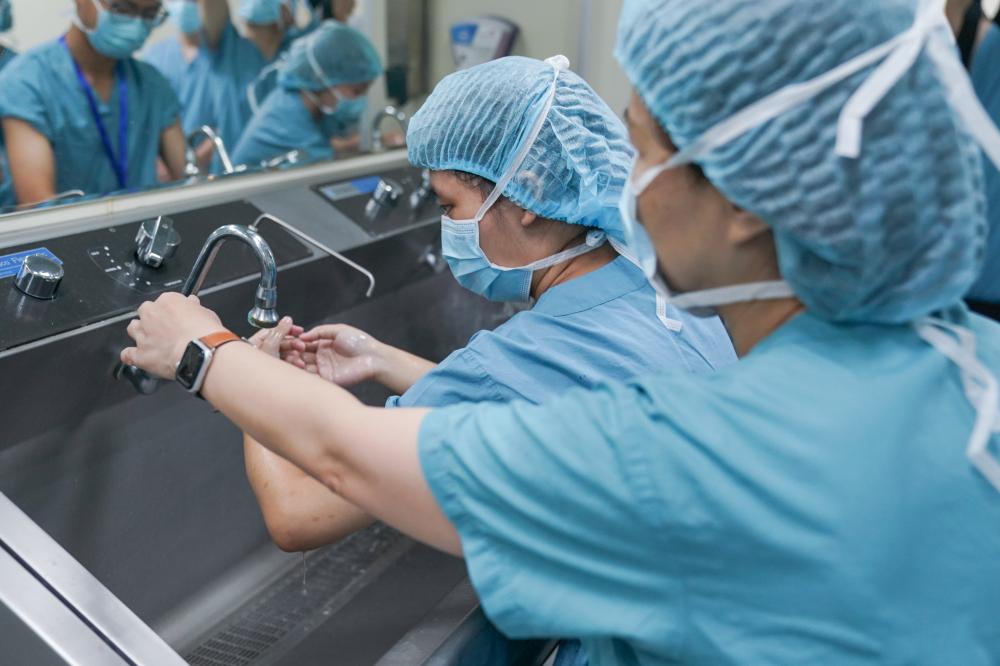 在瑞金“医学体验营”沉浸式体验,腹腔镜内夹绿豆、模拟“钥匙孔”里做手术手术|营员|医学