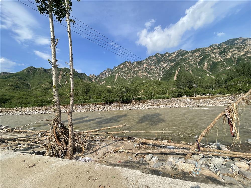 The family seeker climbed a cliff with bare hands and returned to the village, but lost their loved ones and passed away. Rescue efforts were difficult to reach the village of Laishui: 4 days after the mudslide, Tangjiazhuang Village, Zhaogezhuang Town, Laishui County, Hebei Province | Gao Yan | Family members