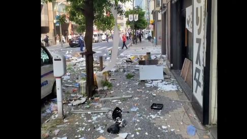 有人高喊“快逃”,日本东京大楼爆炸瞬间：门窗和大量碎片飞出受伤。一段|视频|碎片