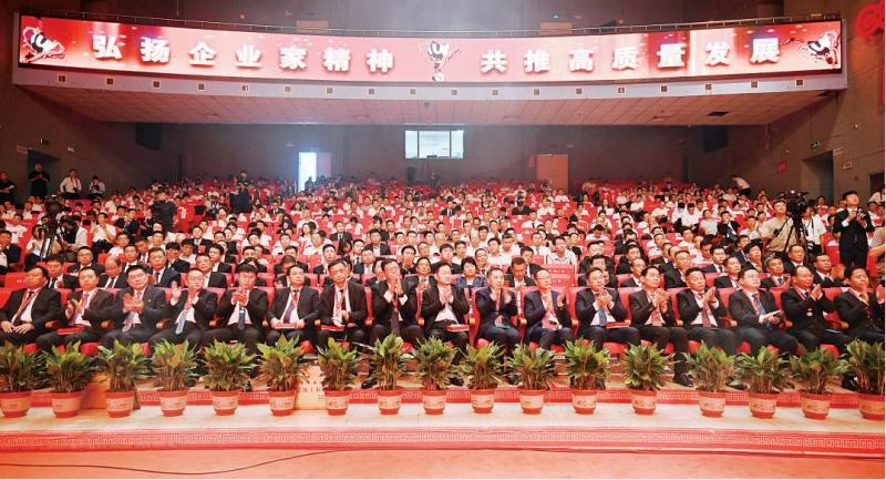 Welcoming them on the red carpet, leaders from both regions such as secretaries and mayors lined up on the red carpet | entrepreneurs | secretaries