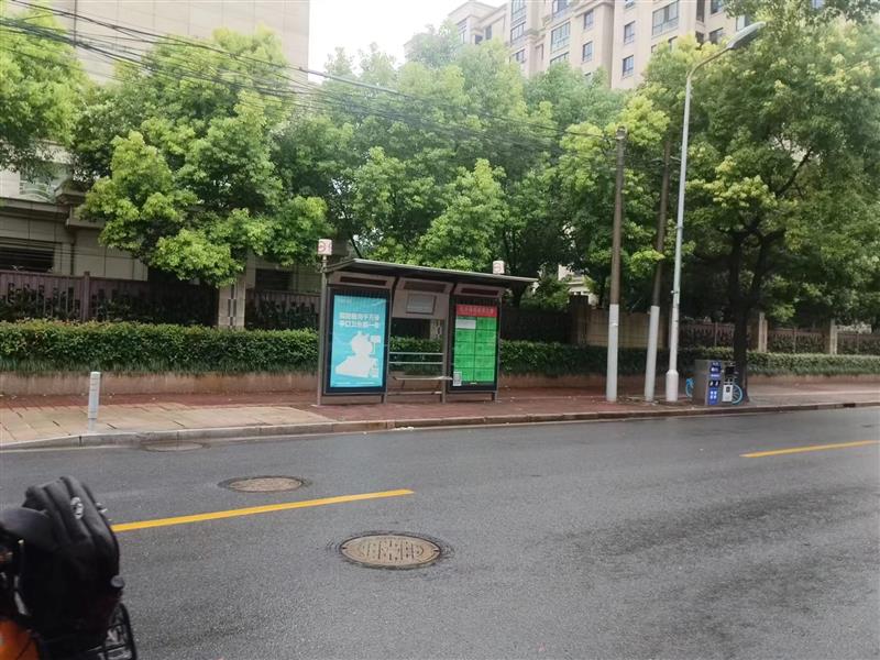 Minhang residents can only walk to Changning, why can't buses run across districts? Mr. at the junction of two districts | Hongqiao Town | Cross district