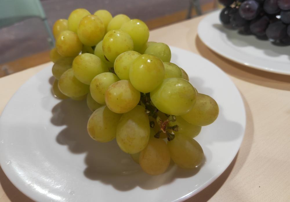 Come here for a taste check, Chinese herbal flavored grapes are sold individually, yellow peaches cross border donuts... Shanghai Real Estate Fruit "Immortal Fighting" Cooperative | Fighting | Shanghai
