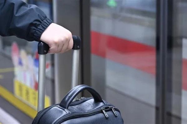 Shanghai subway buses extend operating hours, and passenger flow on return railways surges