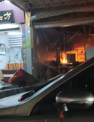 Shantou officials responded that tables and chairs exploded several meters away, and fast food restaurants exploded in the middle of the night. Video | Store | Tables and Chairs