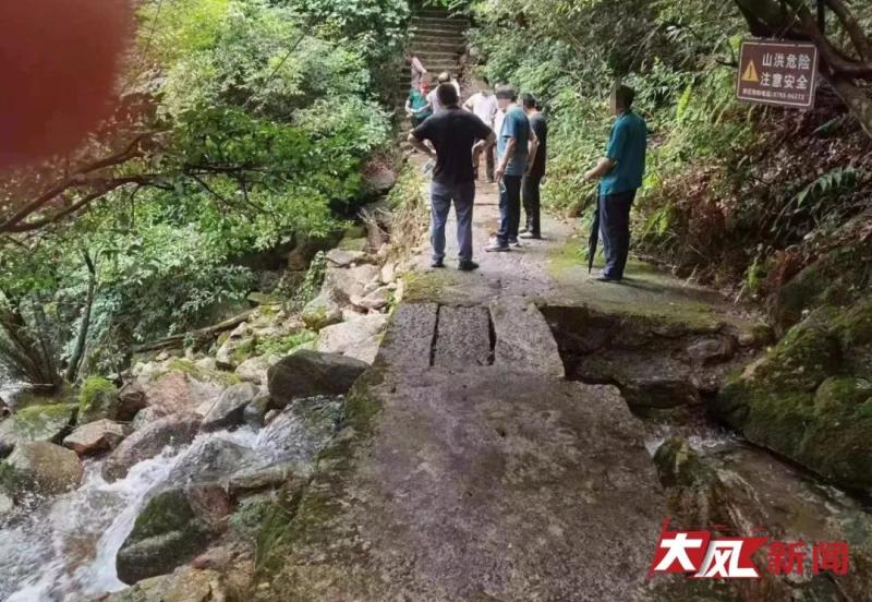 She unfortunately passed away! Should scenic spots take responsibility?, Touring in Mount Sanqing and meeting flash flood sister | scenic spot | flash flood