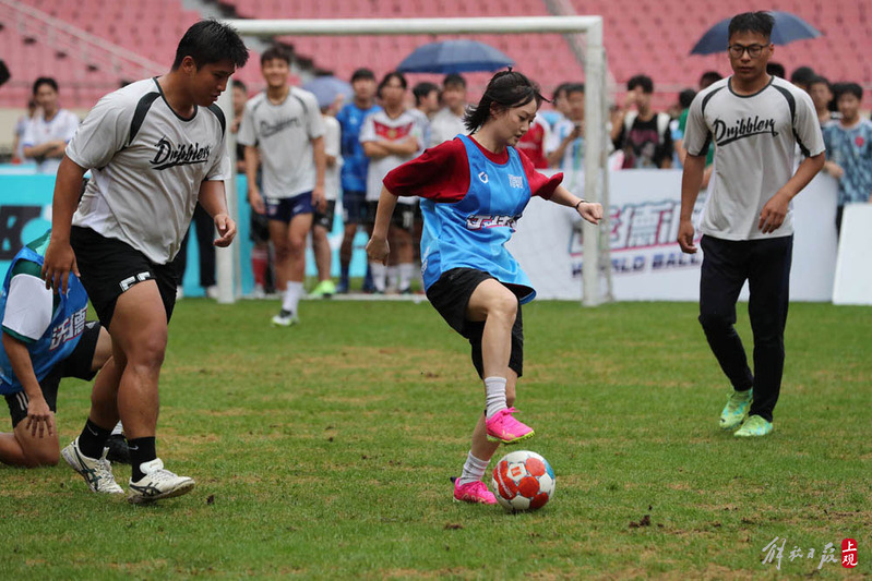 国内首个红人足球嘉年华带来运动热潮,上海潮生活节启动了。球迷|达人|足球