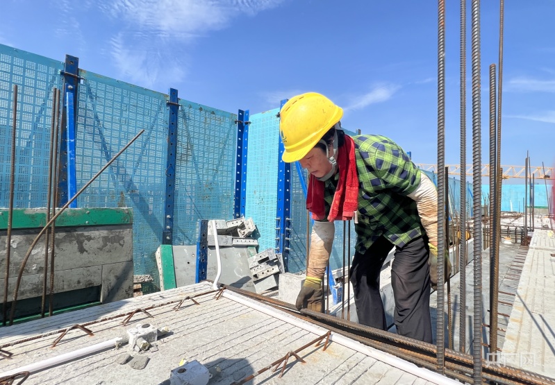 Laborers under high temperatures | Fearless to "bake" and sweat to "build" the beauty of the city | Watermelon | Frontline | Laborers