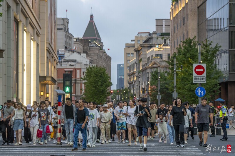 南京路步行街快被游客填满,上海热门景点人气节节攀升大客流