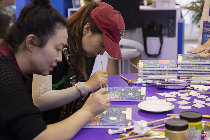 Taking care of children, mixing wine, and making potted plants... Career experiences have become popular at this year's Education Expo