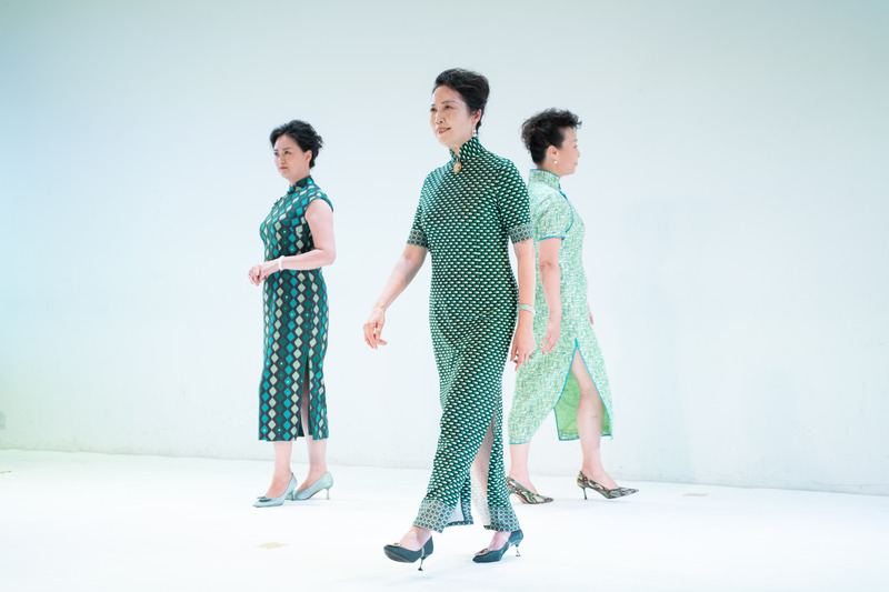 Aunties at the Edinburgh Art Festival cannot tell that they are about to retire and fly to the UK to show off their Chinese cheongsam. Fashion sisters replace foreign models in cheongsam | Women | China