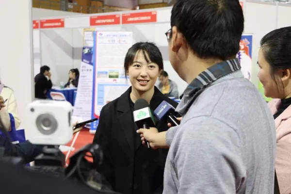 Shanghai held a special recruitment event for graduates from Hong Kong, Macao and Taiwan. On average, 1 out of every 3 graduates who entered the site reached their initial intention.