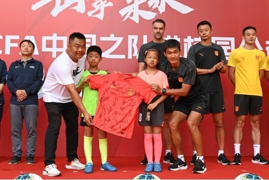 It's not a show!, The Chinese football team and the men's football Asian Games team have successively entered the campus, which is also a spiritual inheritance, not only in terms of competitive scores for children | Asian Games team | men's football team