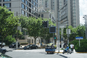Can adding a countdown improve? Visiting the streets of Shanghai: Right turn signal lights make many drivers "take medicine" at intersections | Signal lights | Shanghai