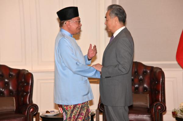 Malaysian Prime Minister Anwar Meets with Wang Yi in China | Area | Anwar