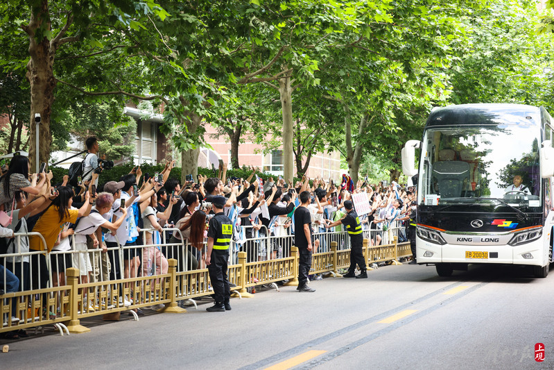 The fans stood at the hotel entrance for five or six hours, just to catch a glimpse of Messi. The fans gathered at the hotel
