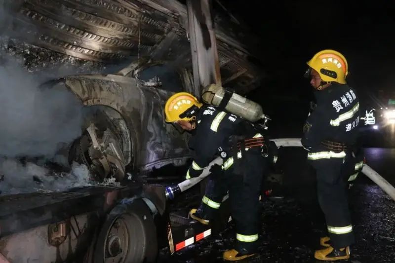 A sudden fire broke out on the trailer highway from Guangzhou to Chongqing! 6 Audi cars burned down | Rescue | Audi cars