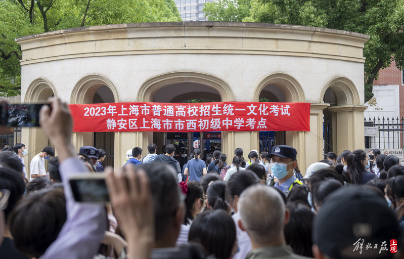 高考首日：家长因穿旗袍太费时间果断换装送考高考首日|旗袍