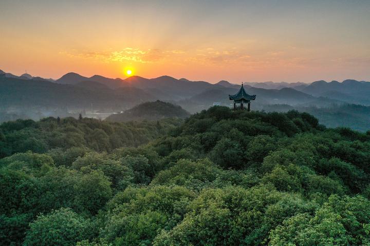 ​美丽中国｜厚植绿色发展底色游人|风光。监制|底色