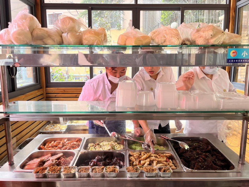 Residents line up with enamel bowls and bowls. Vegetables cost 2 yuan... The community in Shanghai has opened a "small canteen", and Braised pork belly costs 5 yuan mobile | community | canteen