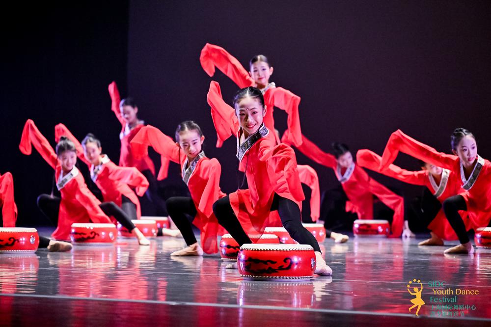 The young dancers stepped onto the big stage, and the Youth Dance Festival was held in Shanghai