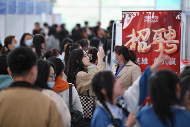 Xinhua Perspective | There may be traps behind "high salaries" and beware of recruitment fraud. Multiple employment services | job seekers | fraud | recruitment