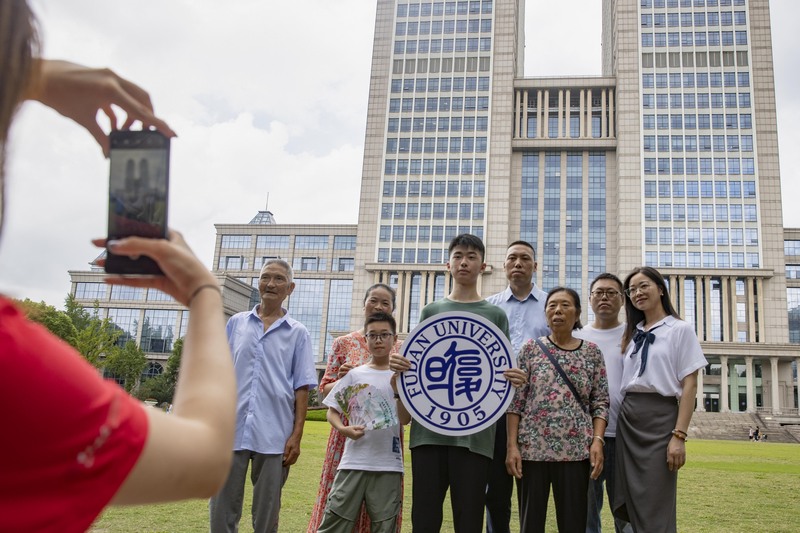 More than 4200 new students from Fudan University have started school, and a boy who has fought 600 exams with a pen has reported to the university | freshmen | exams