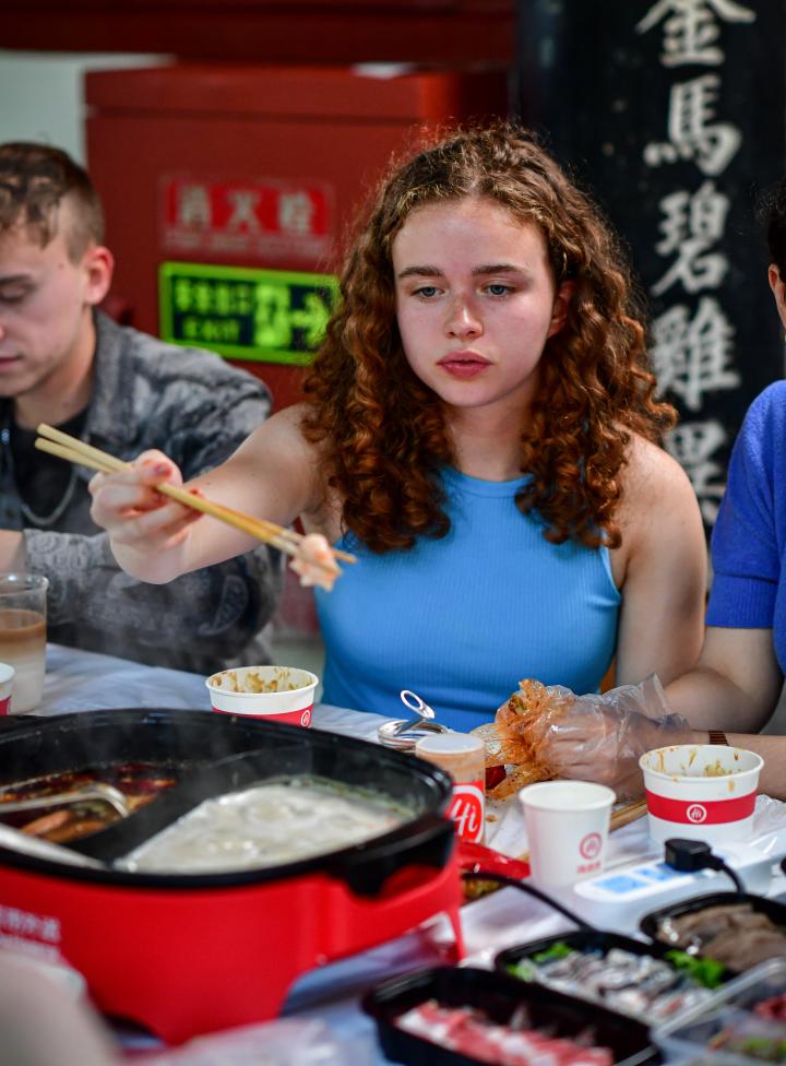 Global Connection | Vlog: American College Students Touring Chengdu to Experience Old Hot Pot and New Eating Methods | Users | USA