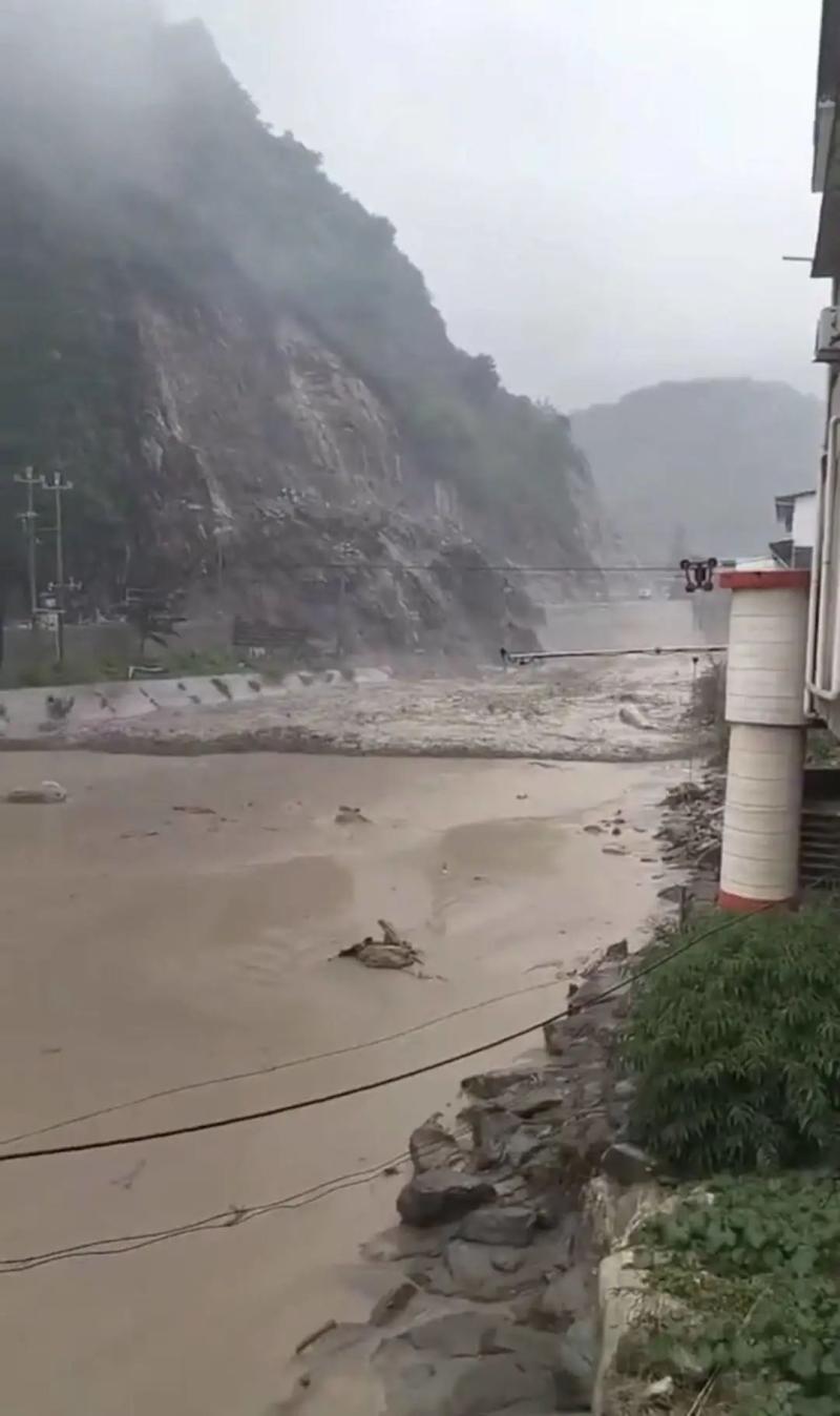 A sudden flash flood and mudslide occurred in Wulong, Baoxing, Sichuan! Rescue | Zone | Baoxing Wulong, Sichuan