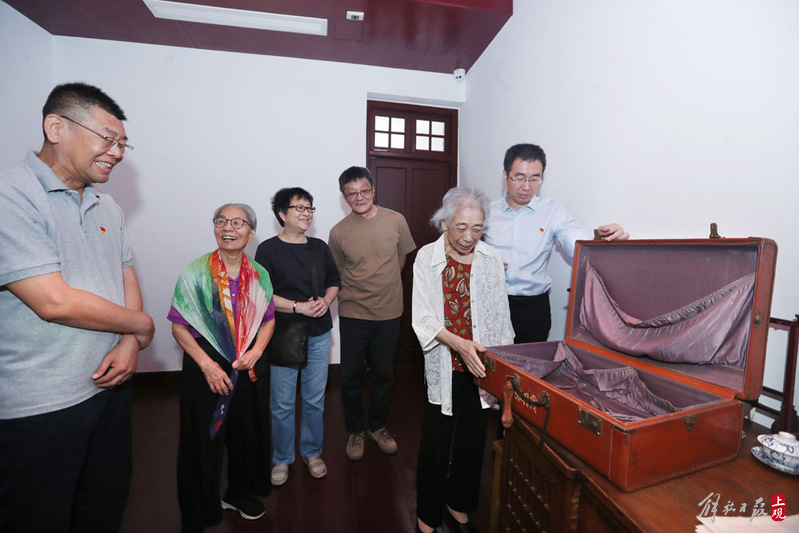 The descendants of Zhang Ji'en and Zhang Yuexia, as the first batch of visitors, visited the memorial hall at the former site of the Secretariat of the Communist Party of China