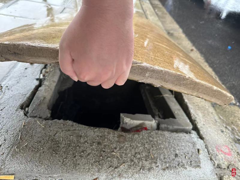 Why hasn't anyone paid attention to the pedestrian trap after being complained about for six months?, This short 50 meter sidewalk hides multiple deep pits