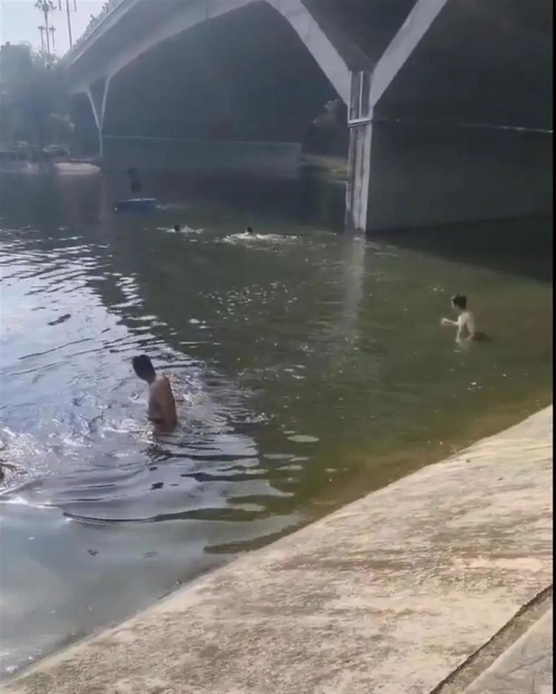 Official announcement: It is rumored online that a 26 year old mother jumps the river red flag with two children | Public | Official