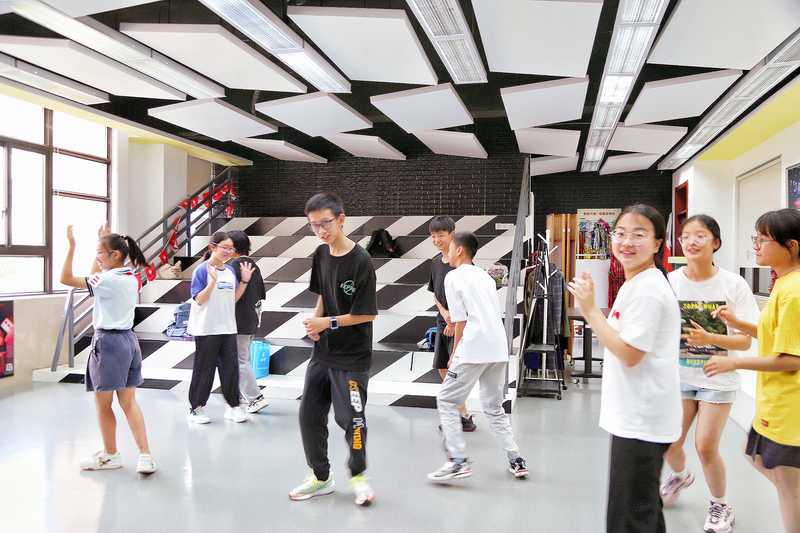 The cultural and creative summer camp inspires middle school students to explore and explore creative design, and the Minhang Zhuanqiao School District shares high-quality educational resources in cultural and creative activities