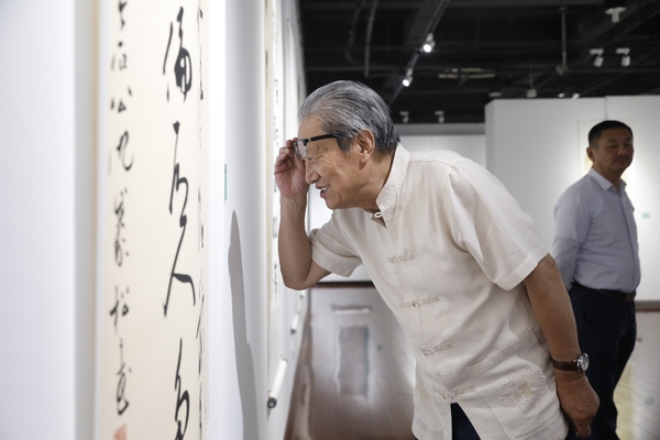 Calligrapher Zhou Zhigao's on-site evaluation, the first stop of the Four Place Names Family Calligraphy and Painting Exhibition in the Yangtze River Delta was held in Shanghai | Yangtze River Delta | Zhou Zhigao