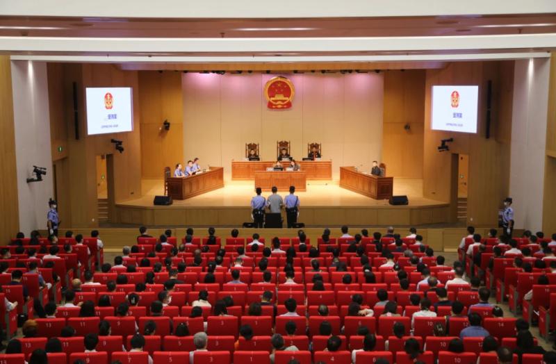 More than 400 people from multiple party and government agencies in Beijing attended the trial of the bribery case involving over 20 million yuan