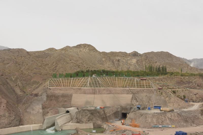 Looking at Xinjiang in Four Seasons: Along Rivers and Lakes | Looking at Xinjiang in the hinterland of the East Tianshan Mountains | Construction of the "Super Power Bank" Busy Power Grid | New Energy | Tianshan Mountains