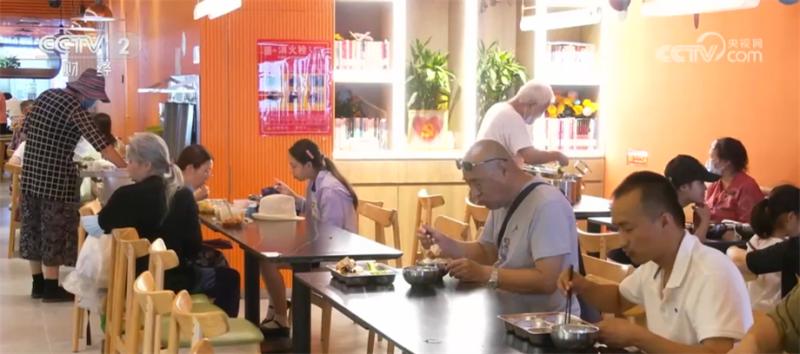 Many places are actively trying to "open the door for elderly care" by introducing market-oriented nutrition into daily life. He told the elderly about daily life